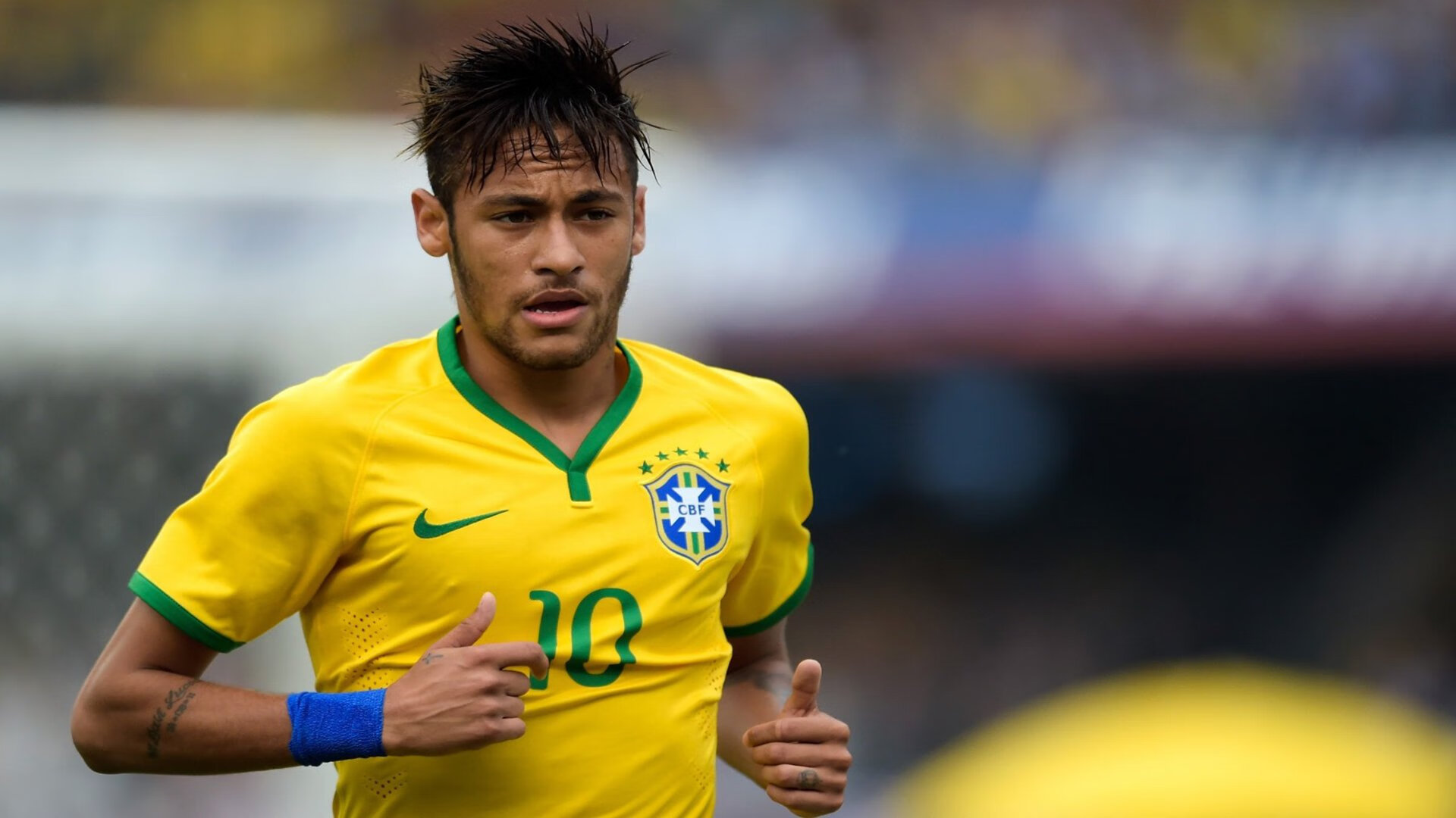 《多平台联动直播：打造全景式的电竞观看体验》，多屏直播互动的平台