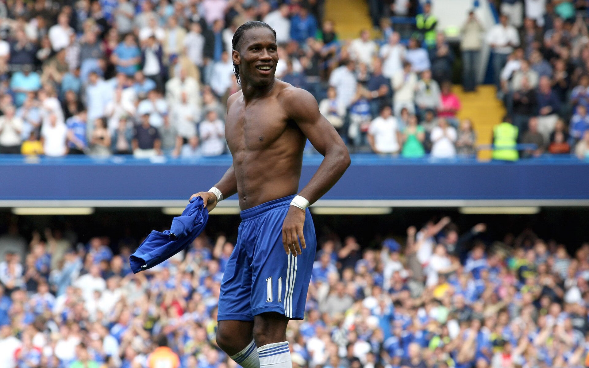 体育赛事吸引眼球,观众尽情欢乐,精彩的体育赛事的审美体验